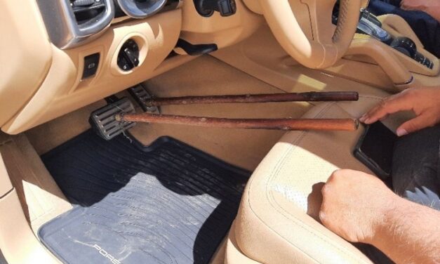 A láb nélküli férfi pedálokra drótozott farudakkal vezetett autót, soha nem volt jogsija