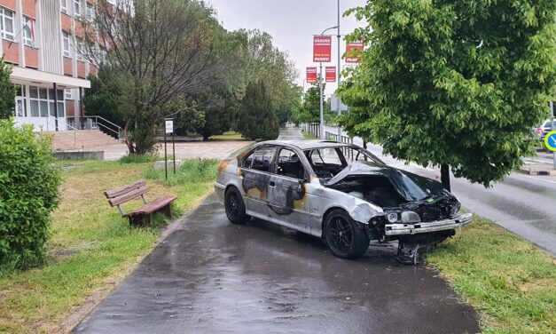 Elképesztő látvány a főváros 18. kerületében: „kidobtak” egy használt, szinte teljesen kiégett autót az illegális szemétlerakók