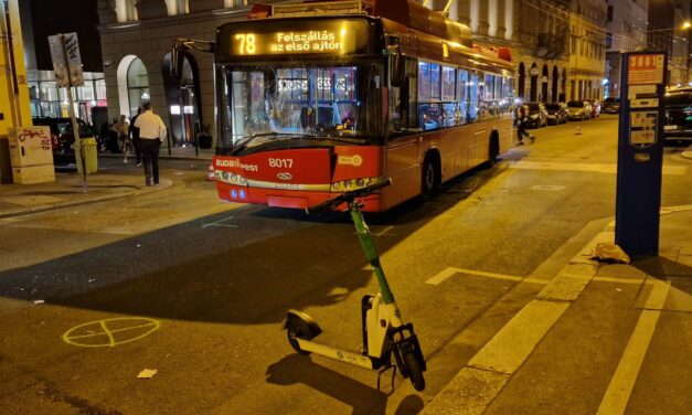 Súlyos fejsérüléssel vitték kórházba a trolinak csapódó rollerest