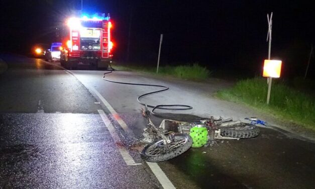 Átesett az őzön, kigyulladt a Kawasakija a motorosnak