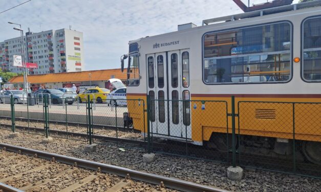 Beesett egy idős nő a villamos elé a Fehérvári úton, súlyosan megsérült