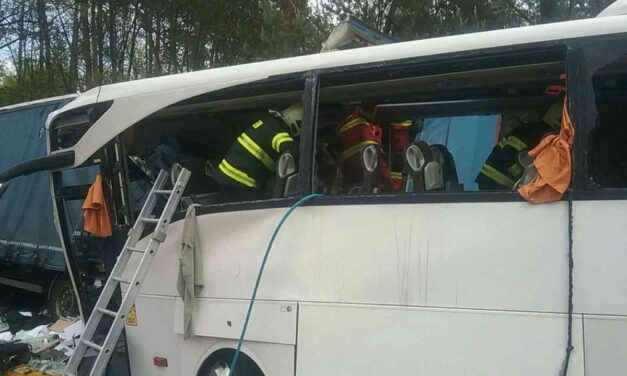 Az ablakokon mentették ki a szlovákiai tragikus buszbaleset sérültjeit, a források szerint egy 56 éves férfi az áldozat