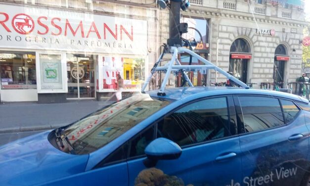 Vasvillával, őrjöngve esett neki a Google Maps autójának egy balatonőszödi férfi
