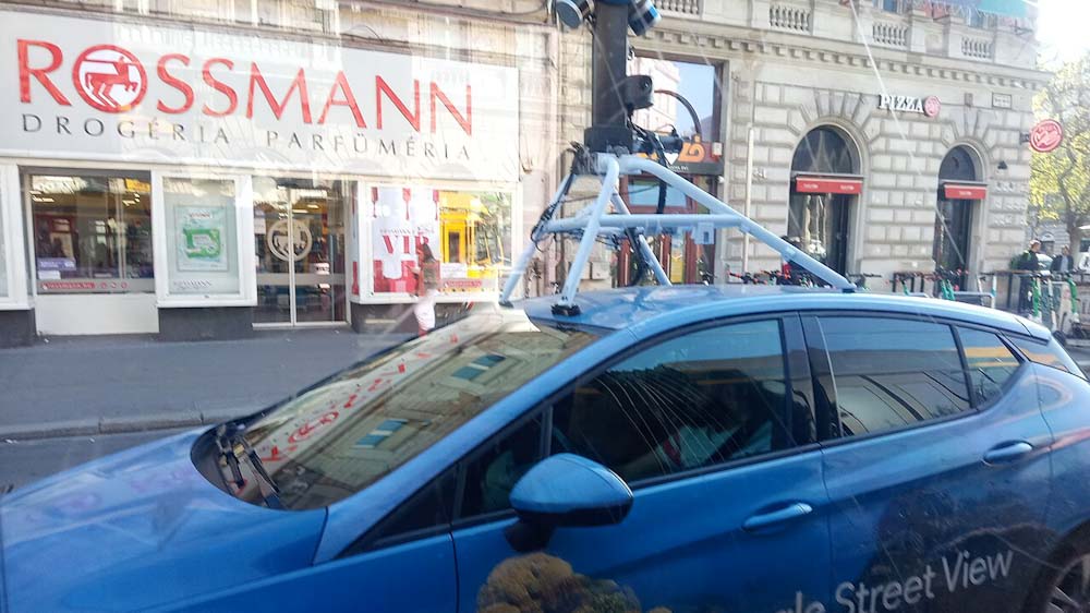 Vasvillával, őrjöngve esett neki a Google Maps autójának egy balatonőszödi férfi