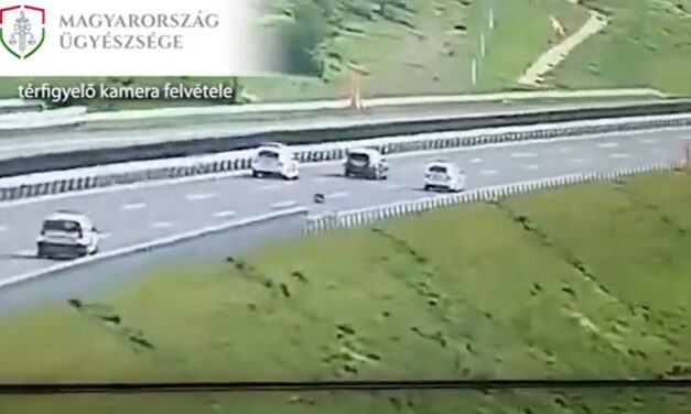 Autós üldözés az M30-as autópályán: még a csomagtartóban is ültek a száguldó kocsiban, nem lett jó vége – videó