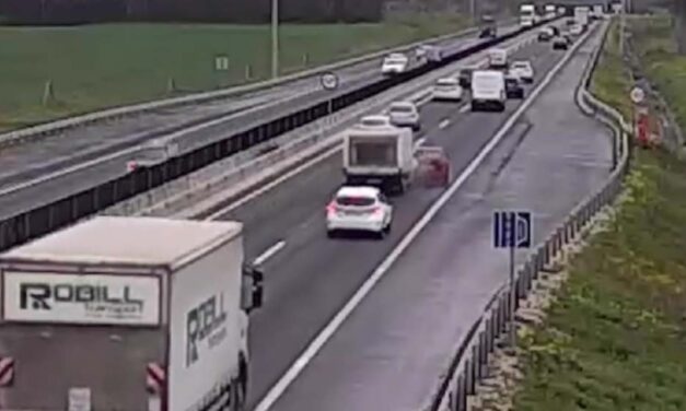 Durva videó készült arról, hogy egy furgon kilöki az előtte haladót az útról az M2-esen