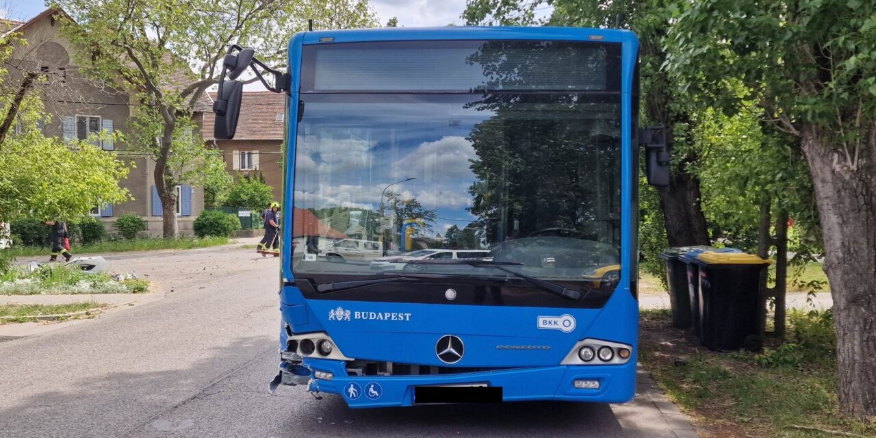 Rájár a rúd a budapesti csuklósbuszokra: ezúttal a 148-as ütközött egy szabálytalankodó Opellel – Fotók a helyszínről