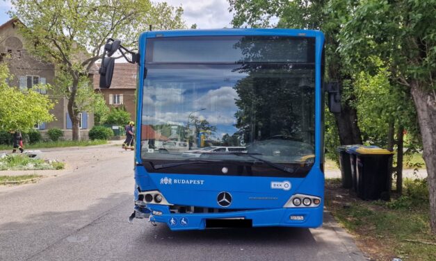 Rájár a rúd a budapesti csuklósbuszokra: ezúttal a 148-as ütközött egy szabálytalankodó Opellel – Fotók a helyszínről