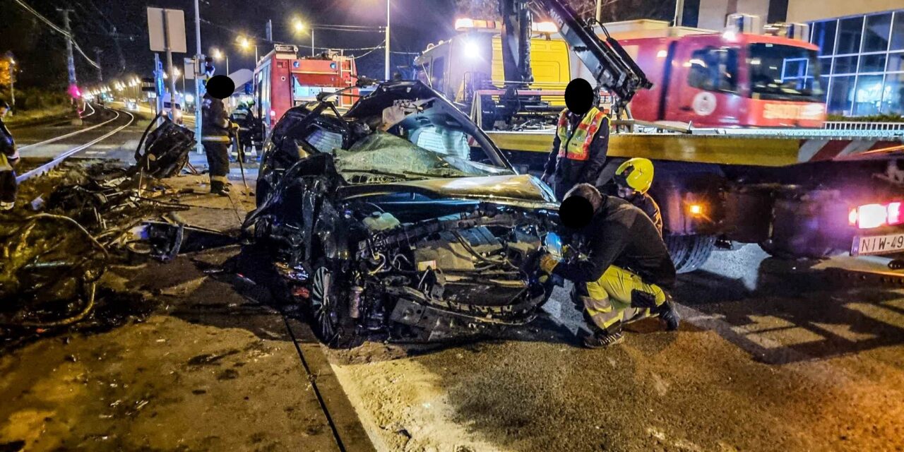 A HÉV elé fordult egy Ford a 14. kerületben: elkerülhetetlen volt a csattanás – Brutális fotók a helyszínről