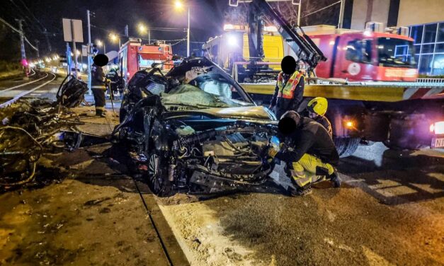 A HÉV elé fordult egy Ford a 14. kerületben: elkerülhetetlen volt a csattanás – Brutális fotók a helyszínről