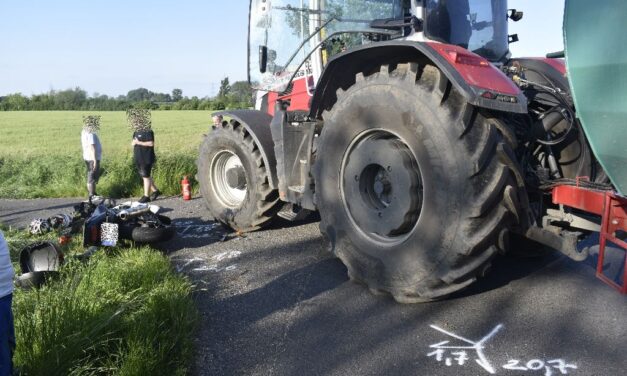 Nem figyelt eléggé a traktor sofőrje, kerékbe csapódott a motoros, ketten kerültek kórházba az ütközés után