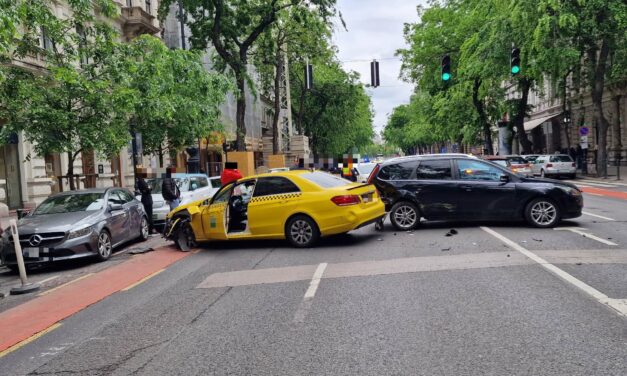 Elbambult a taxisofőr és pillanatok alatt megtörtént a baj – négy autó ütközött össze a budapesti Andrássy úton