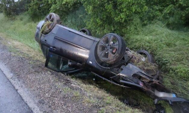 Nem figyelt a csúszós útra – árokba csapódott és fejtetőre állt egy autó Zámoly külterületén, ketten kerültek kórházba