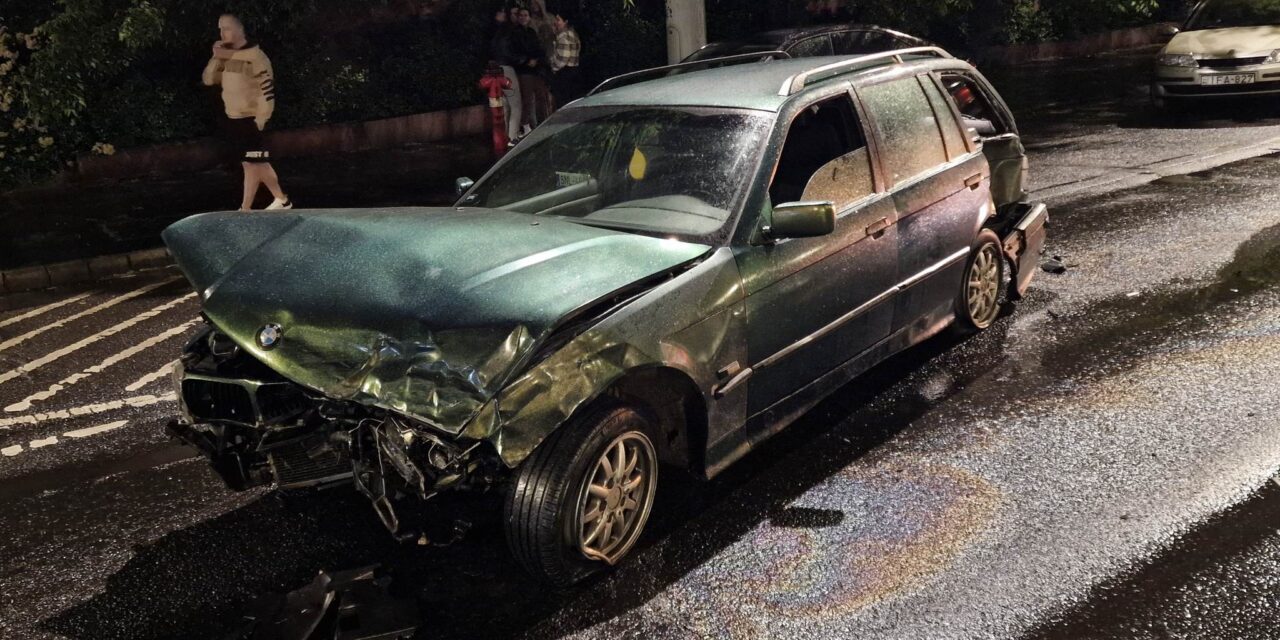 Nem bírt a lovakkal a BMW sofőrje: az elszabadult jármű kicsúszott a budapesti Hungária körúton és a parkoló autók közé csapódott
