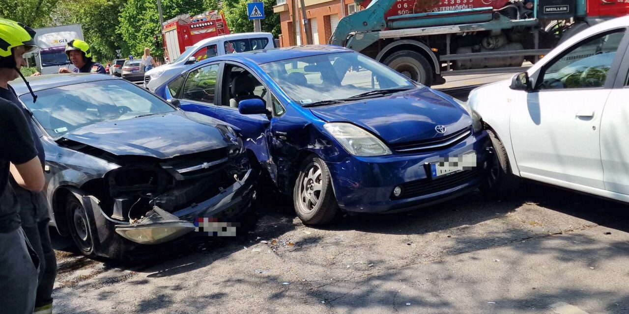 Újabb karambol Budapest egyik legveszélyesebb kereszteződésében – három autó ütközött, az egyik sofőr kórházba került