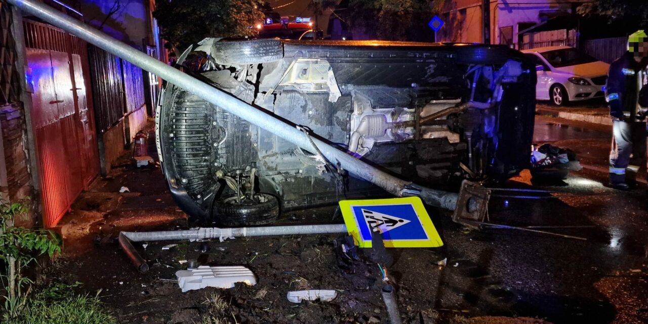 Nagy rombolás a főváros 20. kerületében: kidöntött egy villanyoszlopot és az oldalára borult a jobbkormányos Mercedes – kikelt magából a részeg sofőr