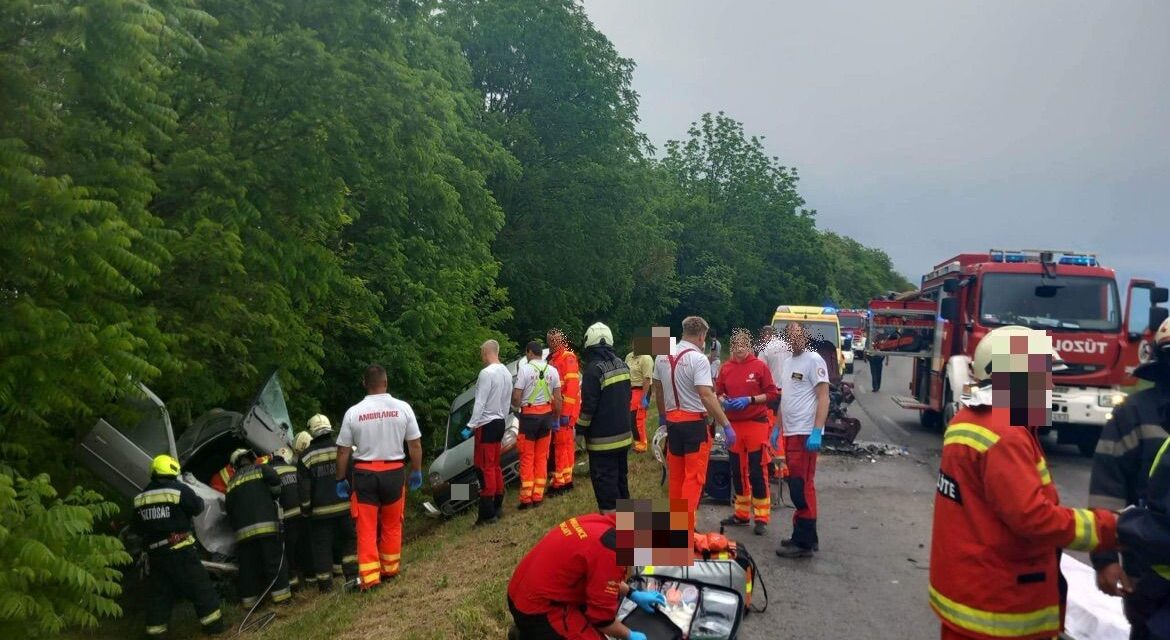 Frontális karambol a 65-ös főúton – kigyulladt az autó, mentőhelikopter vitte kórházba a fiatal sérültet