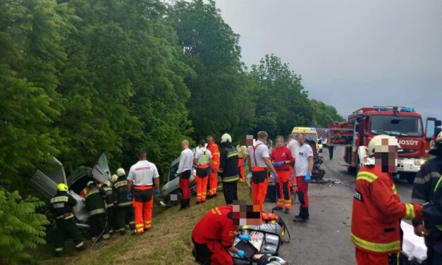 Frontális karambol a 65-ös főúton – kigyulladt az autó, mentőhelikopter vitte kórházba a fiatal sérültet