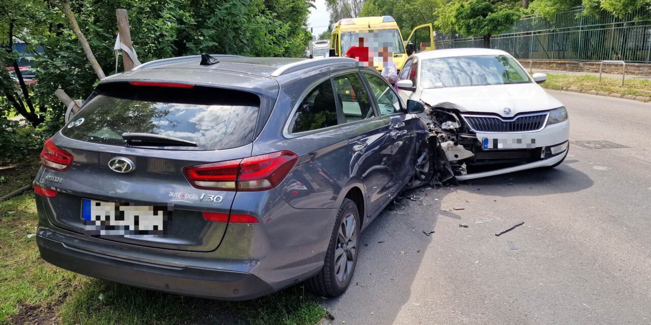 Rosszul lett a sofőr, hirtelen sávot váltott és belerohant egy Skodába a a budapesti Népfürdő utcában – sietve vitték kórházba az autó vezetőjét