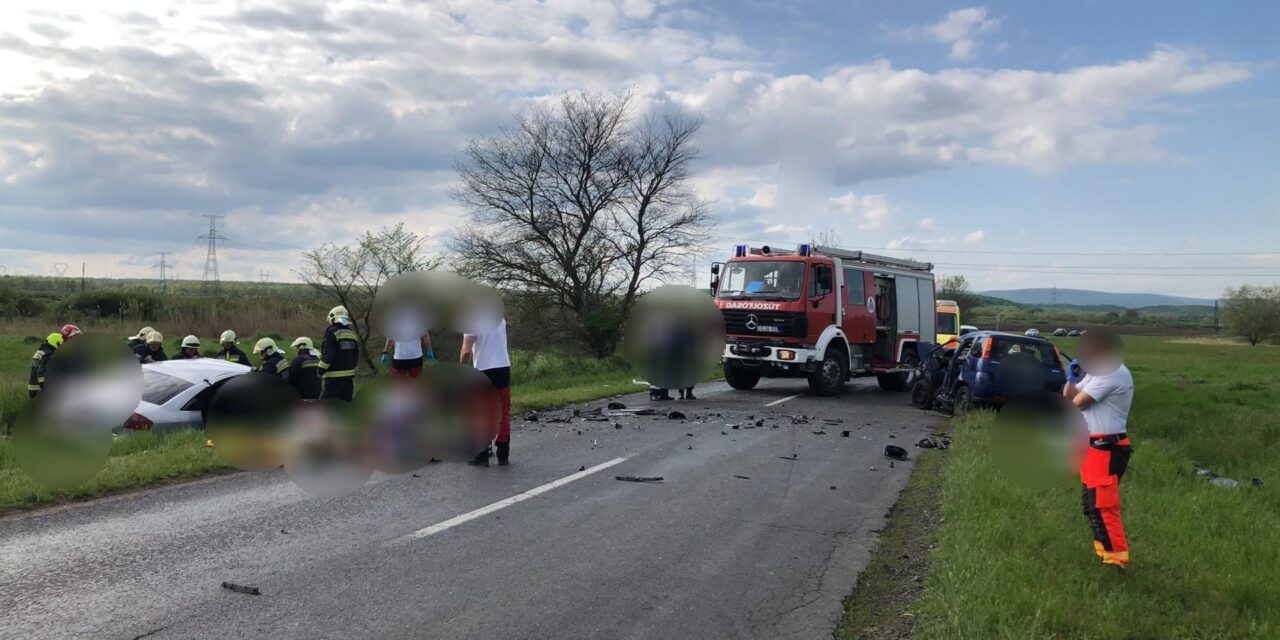 Szörnyű tragédia: ketten meghaltak, egy kismamáért pedig mentőhelikopter érkezett a frontális ütközés után