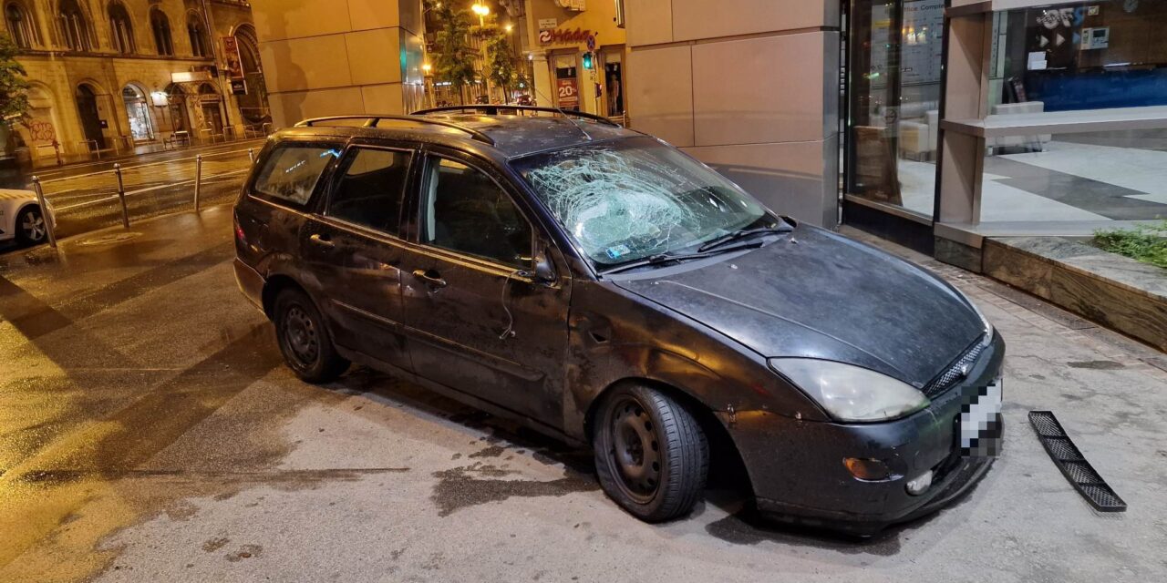 Kanyarodás helyett egyenesen tovább haladt, a Rákóczi úti irodaház kapujában állt meg az összetört Ford Focus