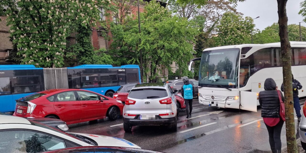Káosz a budapesti Széll Kálmán téren: elszabadult és mindent vitt egy turistabusz, újraélesztették a sofőrt a tarolás után