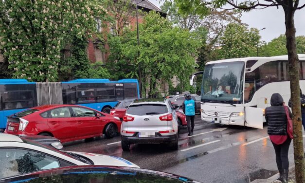 Káosz a budapesti Széll Kálmán téren: elszabadult és mindent vitt egy turistabusz, újraélesztették a sofőrt a tarolás után