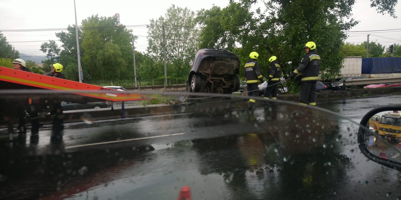Újabb durva baleset a fővárosi Szentendrei úton – belefúródott a BMW a szalagkorlátba, az arra autózók szerint véget kellene vetni a száguldásnak és a versenyzésnek