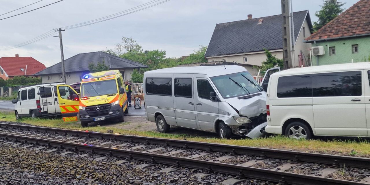 Újra kellett éleszteni egy furgon sofőrjét Szigethalmon – fékezés nélkül rohant bele egy Volkswagenbe, egy BMW is bánta az ütközést