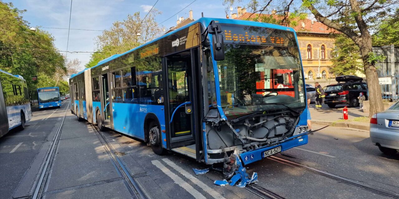Négyen kerültek kórházba a figyelmetlen Audi-sofőr miatt – csuklós busszal ütközött egy autó Budapest 14. kerületében