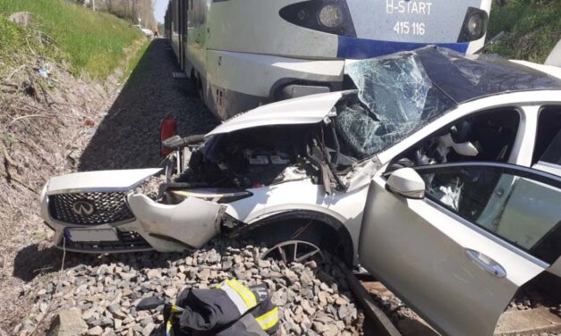 Durva vonatbaleset Őrbottyán és Veresegyház között – személyautó ütközött a Vácról a Nyugatiba tartó vonattal