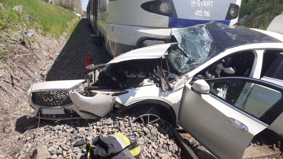 Durva vonatbaleset Őrbottyán és Veresegyház között – személyautó ütközött a Vácról a Nyugatiba tartó vonattal