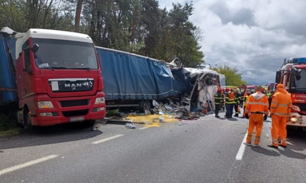 Tragédia az utakon – autóra dőlt egy kamion, hiába próbálták újraéleszteni, egy férfi életét vesztette a balesetben