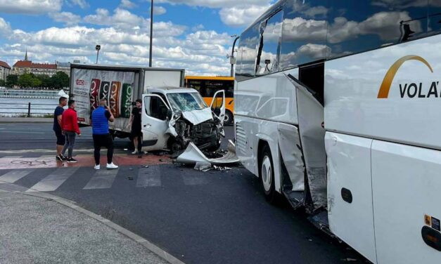 Összeütközött a kisteherautó a Volánbusz pápai járatával, az egyik utas kifejelte a szélvédőt – helyszíni fotók