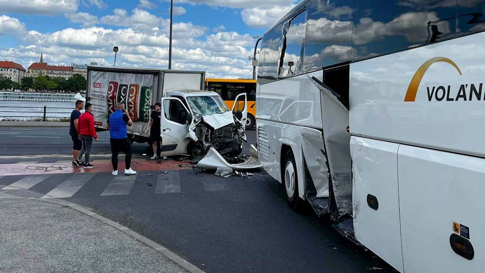 Összeütközött a kisteherautó a Volánbusz pápai járatával, az egyik utas kifejelte a szélvédőt – helyszíni fotók