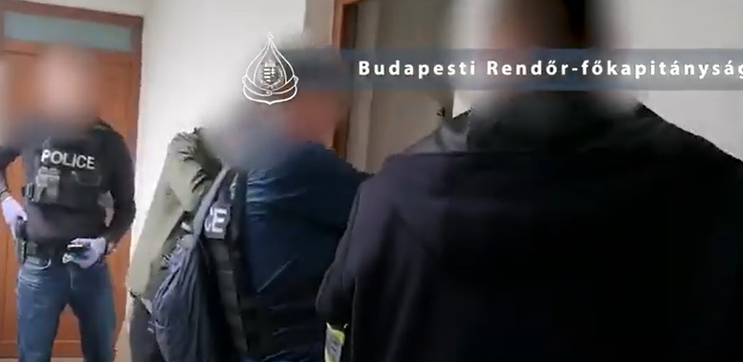 Amfetamin, kokain, gina: brutális mennyiségű drogot találtak a zsaruk a budapesti dílereknél – Videón a rajtaütés