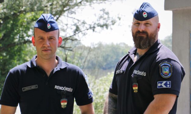 A folyóba esett egy idős férfi a kikötőben, hős rendőrök mentették ki az áradó vízből