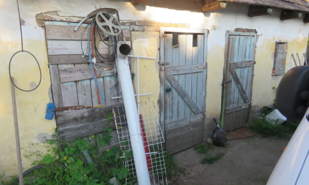 Egy ablaktalan helyiségben altatta, sanyargatta és munkára kényszerítette a hajléktalanokat apa és fia: az áldozatok annyira rettegtek, hogy szólni sem mertek