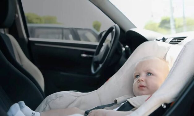 Hajszálon múlott a tragédia: a hőségben több órára megfeledkeztek a kocsiban alvó gyermekükről a szülők