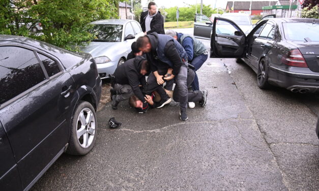 Újabb dílereket kapcsoltak le Pest megyében a zsaruk: elképesztő pénzek cseréltek gazdák – fotók és videó a helyszínről