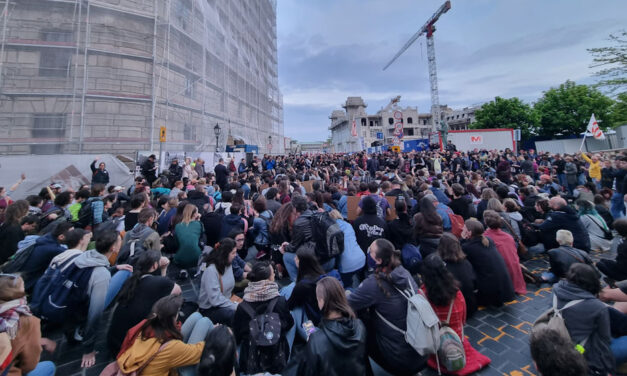 Őrizetbe került az egyik tüntető, aki rendőrökre támadt a Karmelita kolostornál