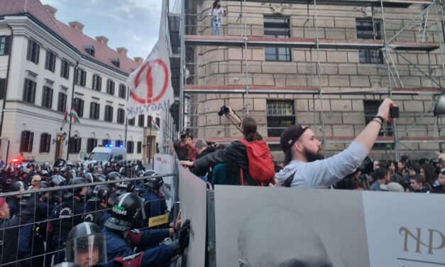 Elszabadult a pokol a Karmelita kolostornál: ismét lefújták a tüntetőket, többeket előállítottak, amiért rendőrökre támadtak