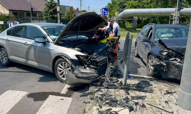 Durva csattanás a fővárosban: ismét nem sikerült értelmezni a telizöld jelzést, az ütközés elkerülhetetlenné vált