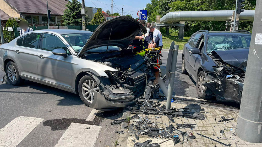 Durva csattanás a fővárosban: ismét nem sikerült értelmezni a telizöld jelzést, az ütközés elkerülhetetlenné vált