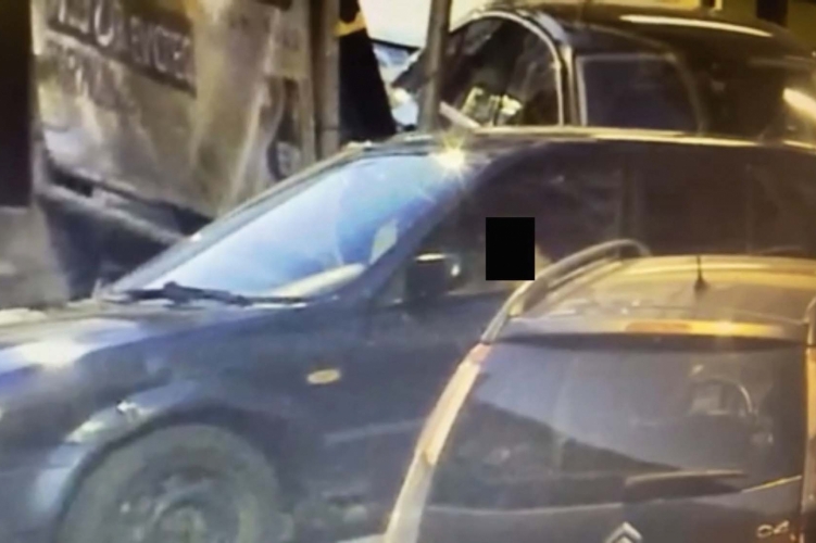 Utassal együtt nyúlták le a járó motorral hagyott Mazdát a fiatal suhancok Budapesten: egy parkoló autónak is nekihajtottak