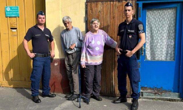 Idős férfi torkán ragadt a kolbász a majálison, két fiatal rendőr mentette meg az életét