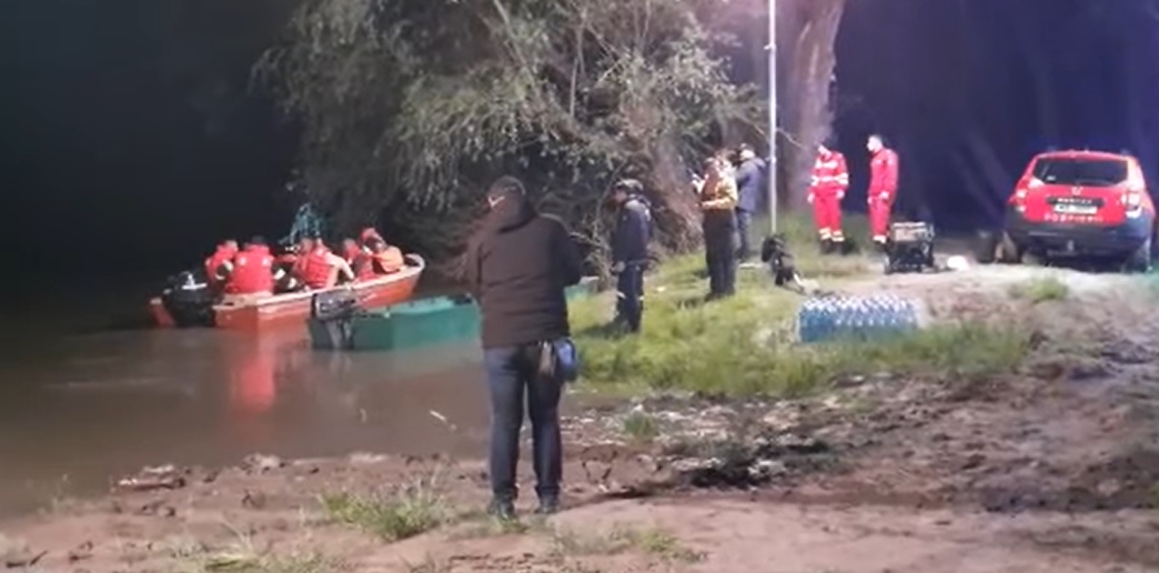 Felborult egy csónak a Maroson: egy 4 éves gyerek meghalt, többen eltűntek – videók a helyszínről