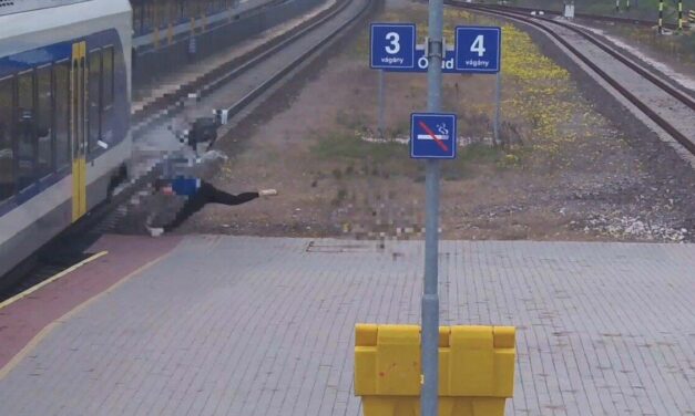 „Elsőként értünk oda a kislányhoz remegő kézzel és lábbal” – sokkoló vonatgázolás Óbudán, métereket repült a figyelmetlen gyalogos az állomáson