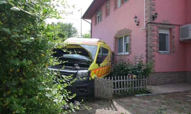 Videón ahogy a mentőautó egy kőbányai kertbe csapódott