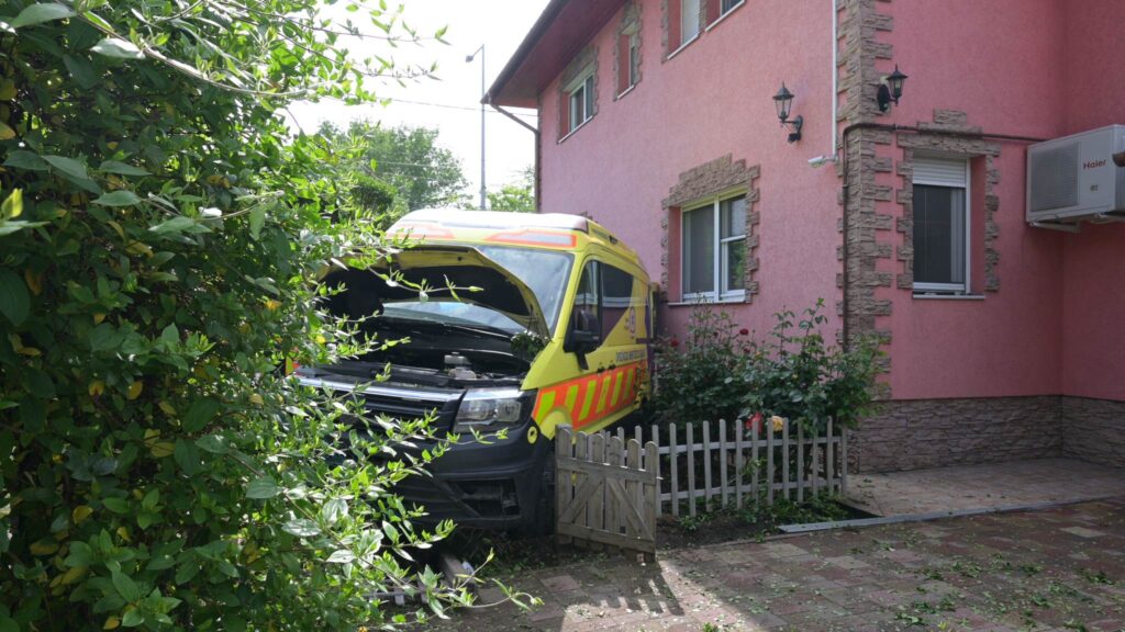 Videón ahogy a mentőautó egy kőbányai kertbe csapódott